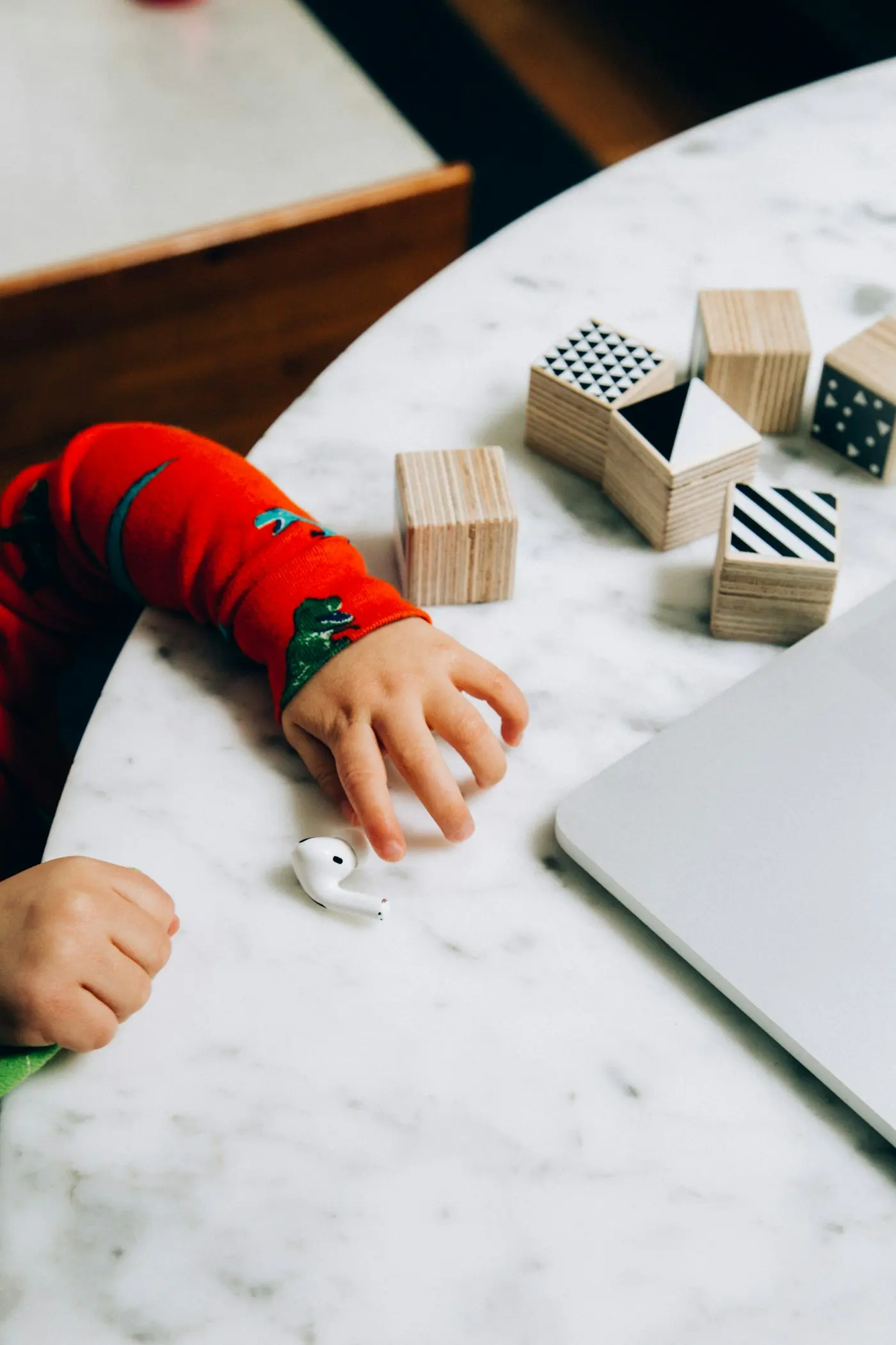 Cuisine et piece de vie lumineuse dans un appartement parisien